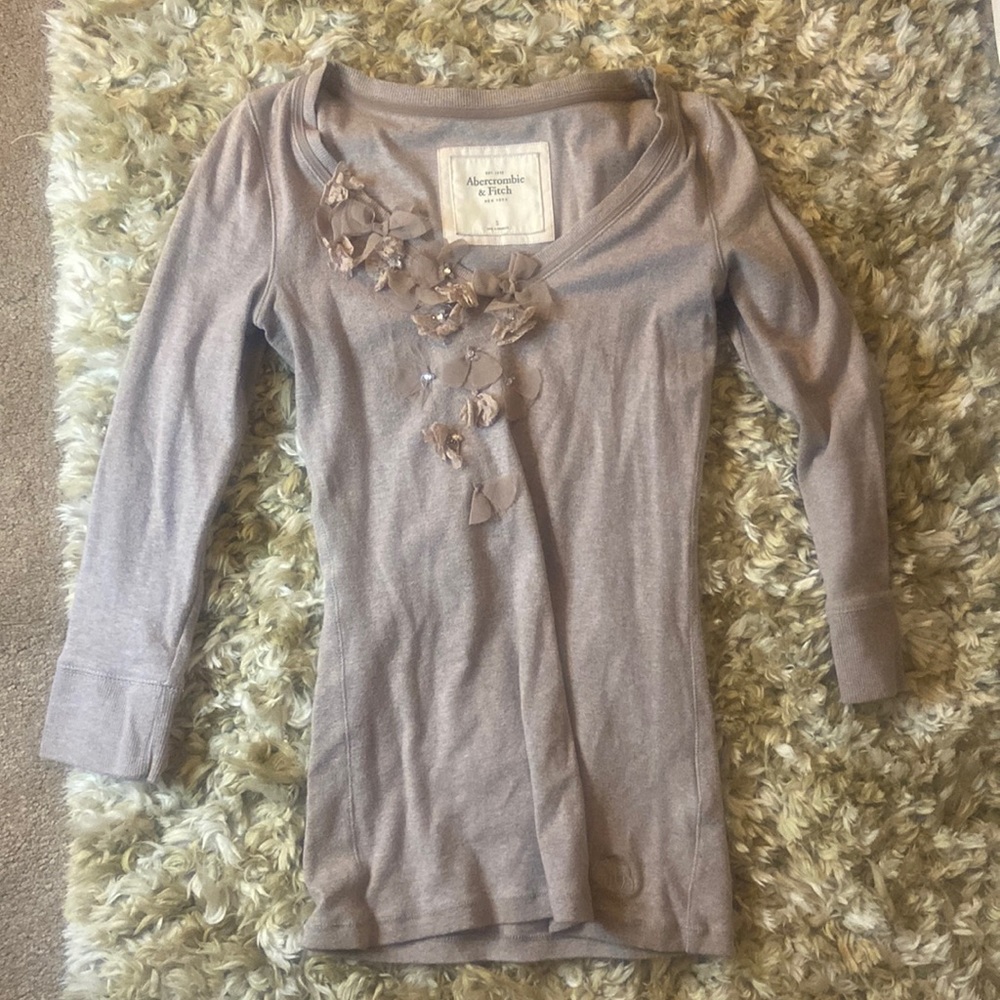 Cute Abercrombie long sleeve shirt with flower detail